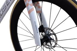 Kossea Pioneer Sport - 105 Di2 Carbon Road Bike - Cloud Sakura White - Image 3 (thumbnail)