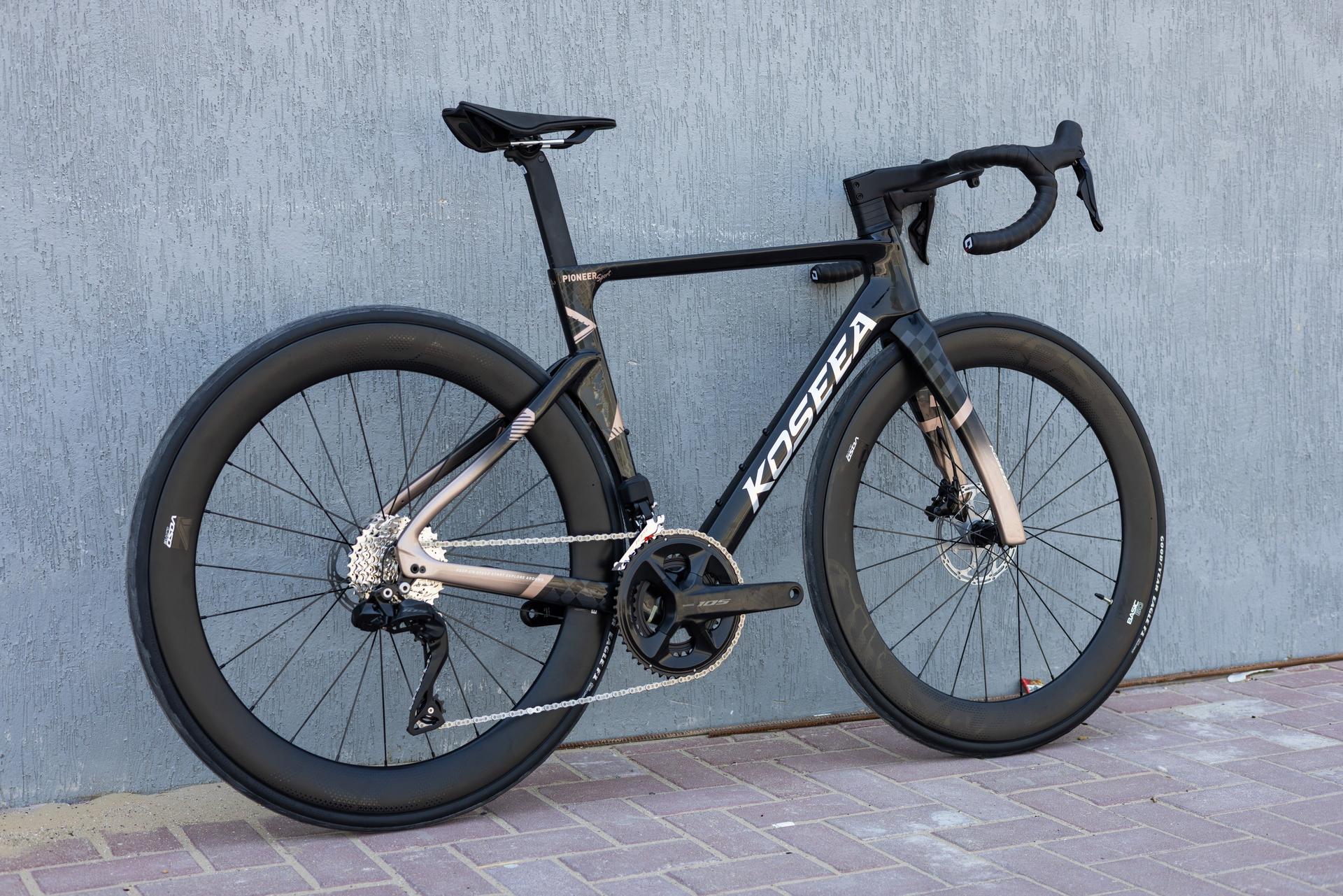 Kossea Pioneer Sport - 105 Di2 Carbon Road Bike - Shadow Edge Black - Image 45
